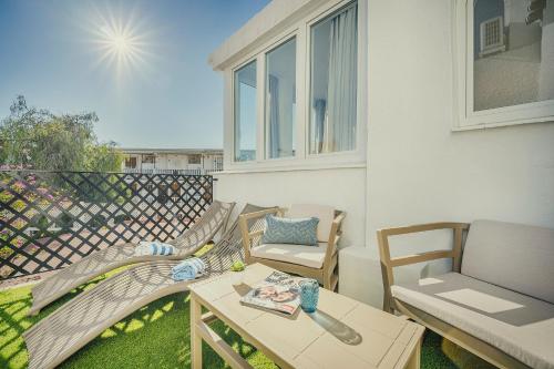 beranda/teres, Beneste Nerja Hostal in Pusat Bandar Nerja