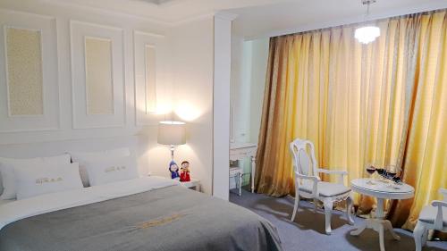 room detail thumbnail 2