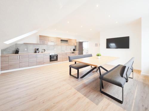 Tolstov Apartments - 5 Room Apartment - Balcony - Kitchen - Washing machine - next to Cologne in Frechen