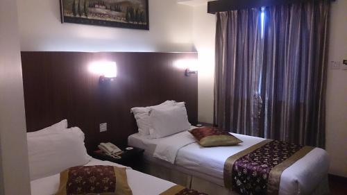 2 twin beds