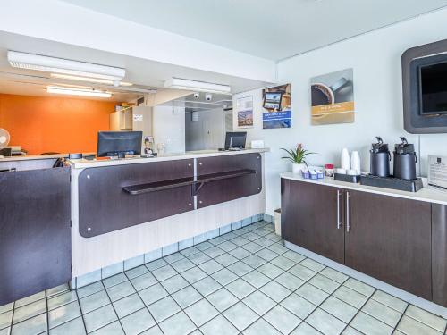 Sala de estar/TV partilhada, Motel 6 Yreka, CA in Yreka (CA)
