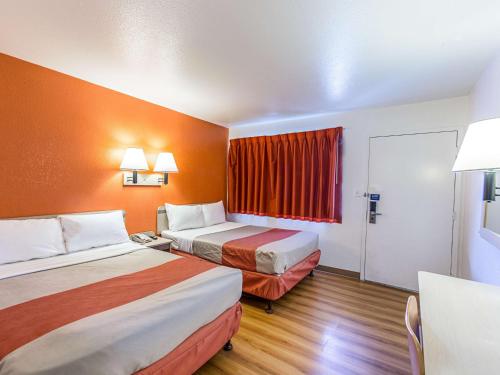 Motel 6-Yreka, CA Set in a prime location of Yreka (CA), Motel 6 Yreka puts everything the city has to offer just outside your doorstep. The hotel offers a high standard of service and amenities to suit the individual 