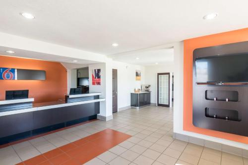 ห้องส่วนกลางสำหรับนั่งเล่น/ดูทีวี, Motel 6 Wichita Falls, TX - North in วิชิตอฟอลส์ (TX)