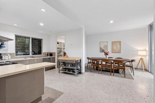 Konyha, Currumbin Coastal Escape Sleeps 8 in Currumbin