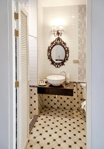 room detail thumbnail 2