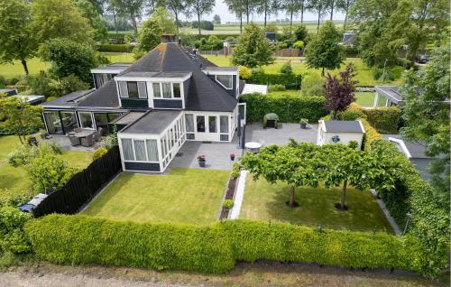Nice Home In Stavenisse With Swimming Pool – khách sạn tại Stavenisse