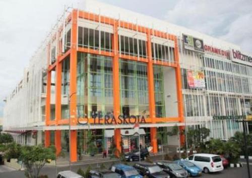 Homey House Serpong Ideally located in the Serpong area, Homey House Serpong promises a relaxing and wonderful visit. Featuring a satisfying list of amenities, guests will find their stay at the property a comfortable on
