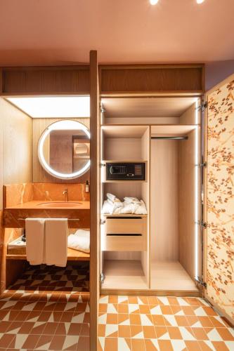 Palacio Bellas Artes San Sebastian Curio Collection by Hilton - image 3