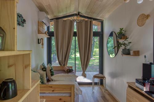1 queen bed, 2 twin beds