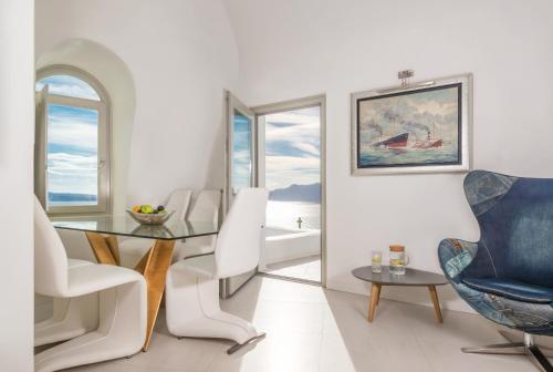 Elite Suite with Private Heated Outdoor Pool & Caldera Sea View