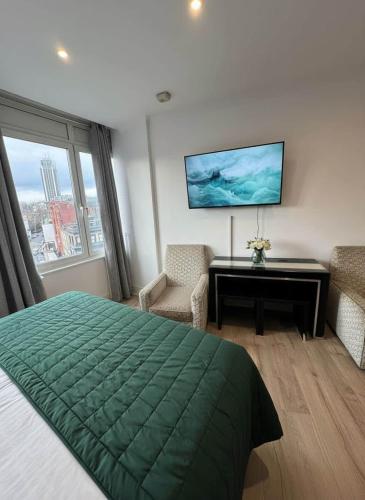Luxury 3BR Knightsbridge Apartment Steps from Harr - image 4