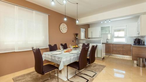 廚房, Villa Jerkovic Neretva by Villas Guide in 麥特高域克