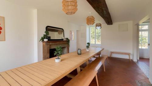 Iekārtas, Grande bâtisse fraîchement rénovée (Grande batisse fraichement renovee) in Veuilly-la-Poterie