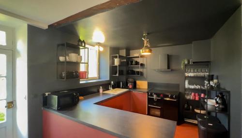 Grande bâtisse fraîchement rénovée (Grande batisse fraichement renovee) in Veuilly-la-Poterie