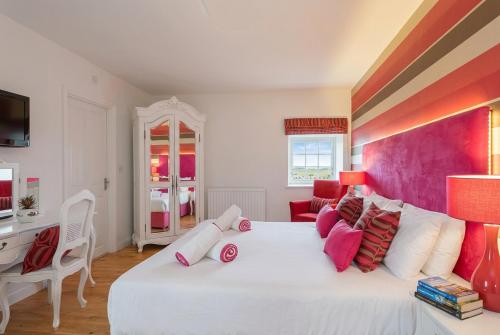 Gulta, Bamburgh - Sleeps 8 - 3 Bedrooms 2 Bathrooms - Secure Garden - Dogs Stay For Free - Stunning Beach W in Warenford