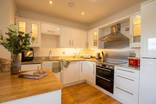 Iekārtas, Bamburgh - Sleeps 8 - 3 Bedrooms 2 Bathrooms - Secure Garden - Dogs Stay For Free - Stunning Beach W in Warenford