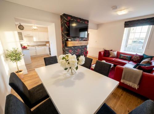Iekārtas, Bamburgh - Sleeps 8 - 3 Bedrooms 2 Bathrooms - Secure Garden - Dogs Stay For Free - Stunning Beach W in Warenford
