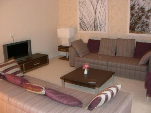 1 queen bed, 1 sofa bed