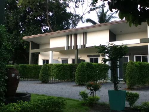 ทัศนียภาพภายนอกโรงแรม, ใบไผ่รีสอร์ท (Bai Pai Resort) in ขลุง