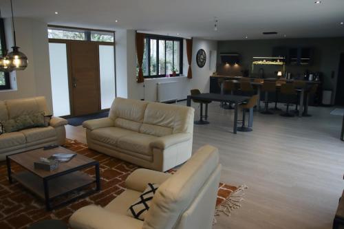 Maison entière avec grand espace salon cuisine de 80m2 à quelques minutes des plages de la Dordogne – khách sạn tại Pinsac