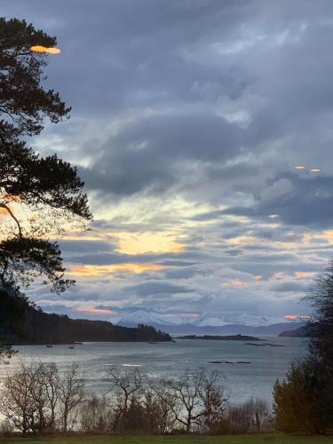 A Little Find - Secluded Stylish Coastal Hideaway near Isle of Skye in Ardaneaskan