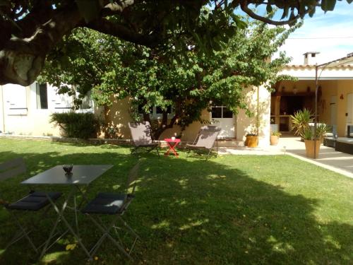 Grand appartement au calme proche d'Avignon in Lirac