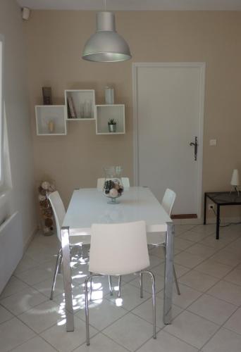 Grand appartement au calme proche d'Avignon in Lirac