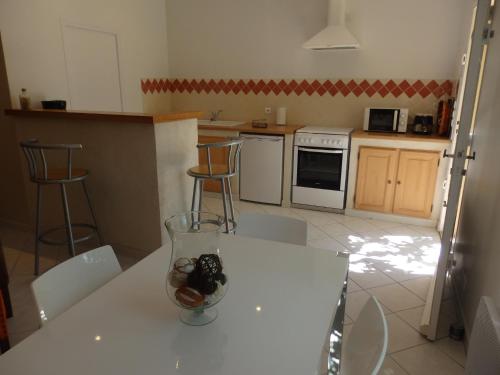 Grand appartement au calme proche d'Avignon in Lirac