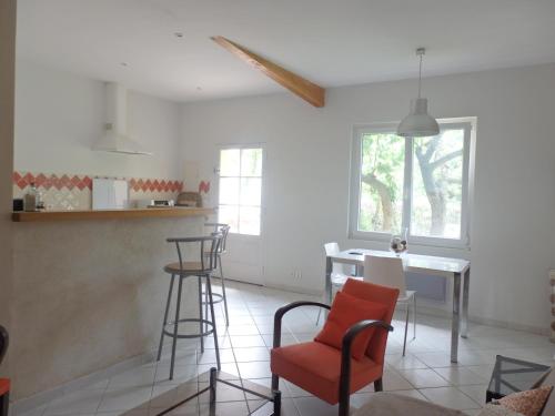 Grand appartement au calme proche d'Avignon in Lirac