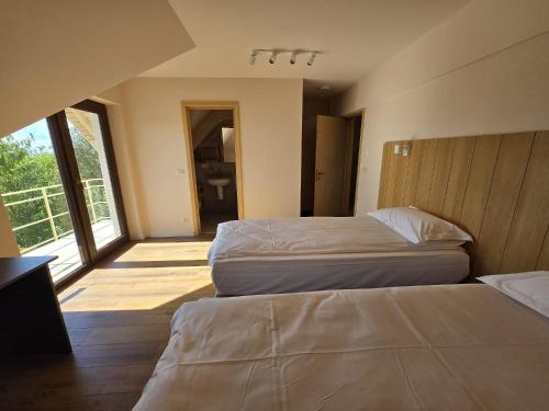 2 twin beds
