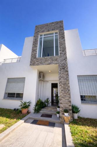Entrée, 4 Bedroom Mega Mansion With Infinity pool in Tunis
