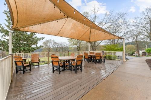 Bluffs Oasis Condo - image 29