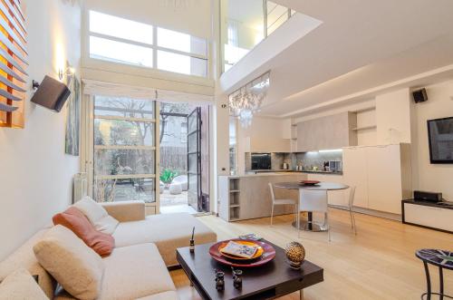 Isola Green Oasis - Loft with Garden & Free private Garage