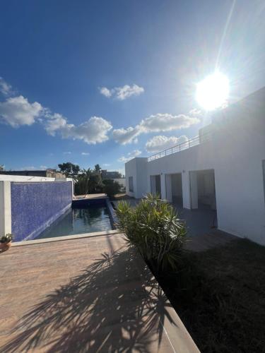 Afficher, 4 Bedroom Mega Mansion With Infinity pool in Tunis