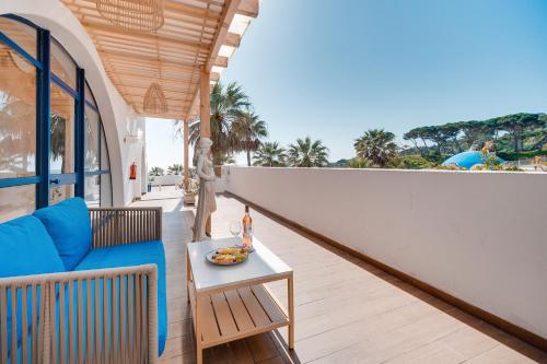 Double or twin room, deluxe, partial sea view