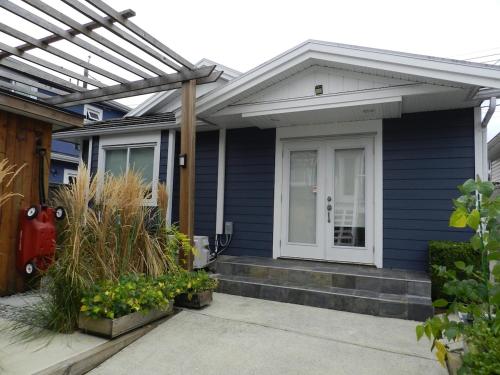 Independent 1 BDRM laneway home near FIFA FAN FESTIVAL SITE metro free parking – khách sạn tại Renfrew-Collingwood