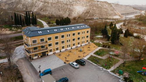 . Port Lake Hotel