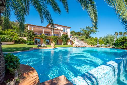Villa 16 pers climatisée vue mer Saint-Tropez, piscine, proche Golf Tennis Padel