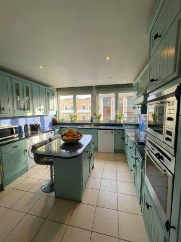 Luxury 3BR Knightsbridge Apartment Steps from Harr - image 6