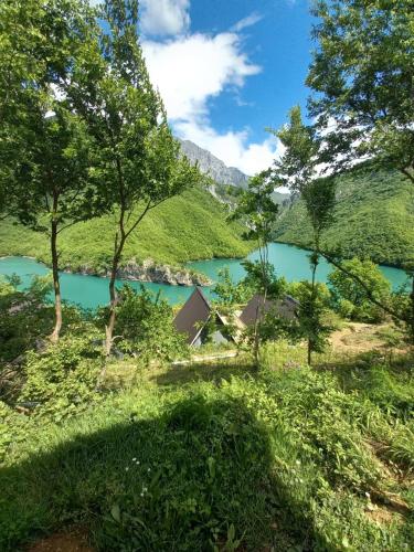 Фасада на хотела, Twin Villas Komani Lake in Nderlysaj