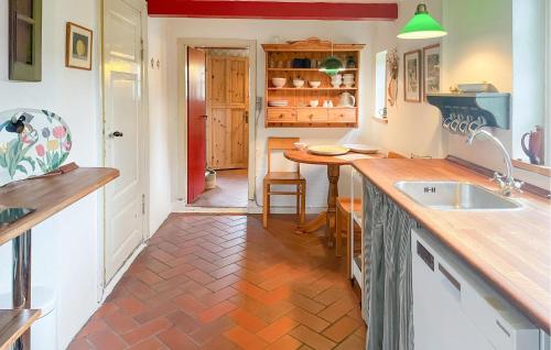 廚房, 2 Bedroom Gorgeous Home In Bogø By in 博島