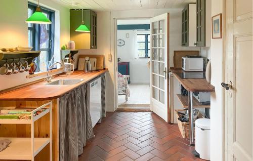 廚房, 2 Bedroom Gorgeous Home In Bogø By in 博島
