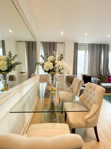 Luxury 3BR Knightsbridge Apartment Steps from Harr - main image