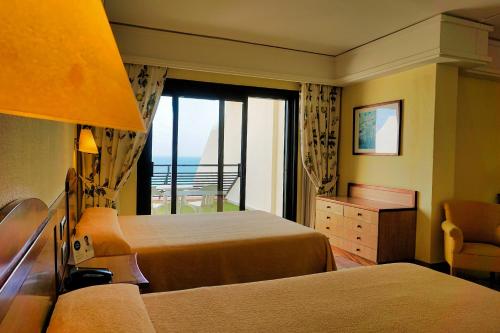 2 twin beds
