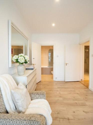 Luxury 3BR Knightsbridge Apartment Steps from Harr - image 10