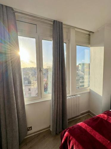 Luxury 3BR Knightsbridge Apartment Steps from Harr - image 2