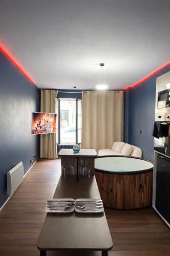 共用Lounge/電視區, L'Envers SPA - Suite Romantique Metz Centre in 古城