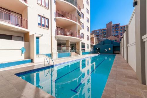 Pool Sauna Gym Walk to CBD - image 3