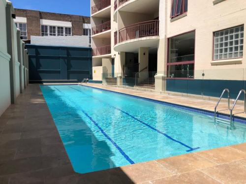 Pool Sauna Gym Walk to CBD - image 5