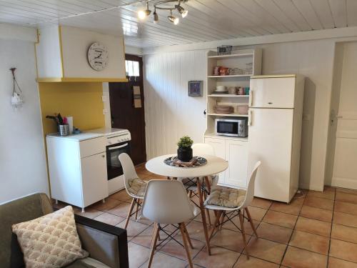 appartement en rez de jardin et terrasse dans villa – khách sạn tại Le Moulin Premier